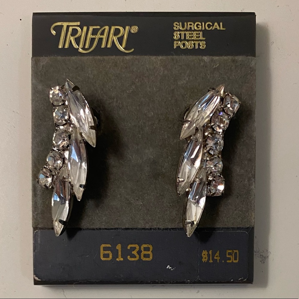 ANTIQUE/COLLECTIBLE 1970s costume Trifari earrings